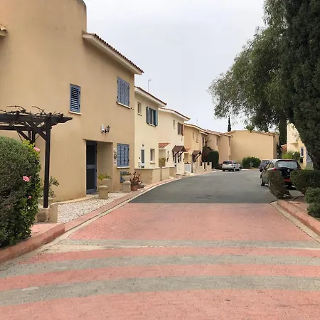 Villa Cozy House Near The In Regina Gardens Paphos